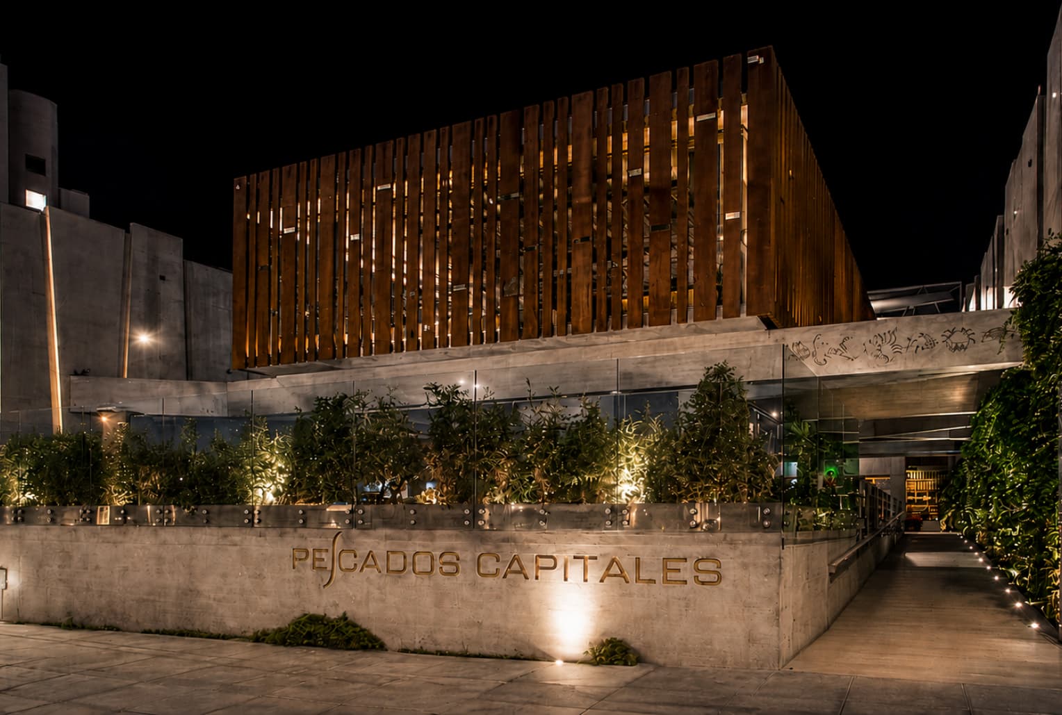 Fachada Pescados Capitales Miraflores de noche
